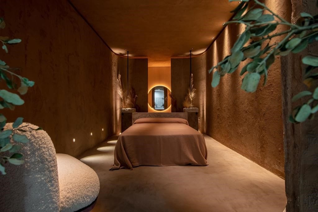 Interior de tonos cálidos de Marbella Design Fair