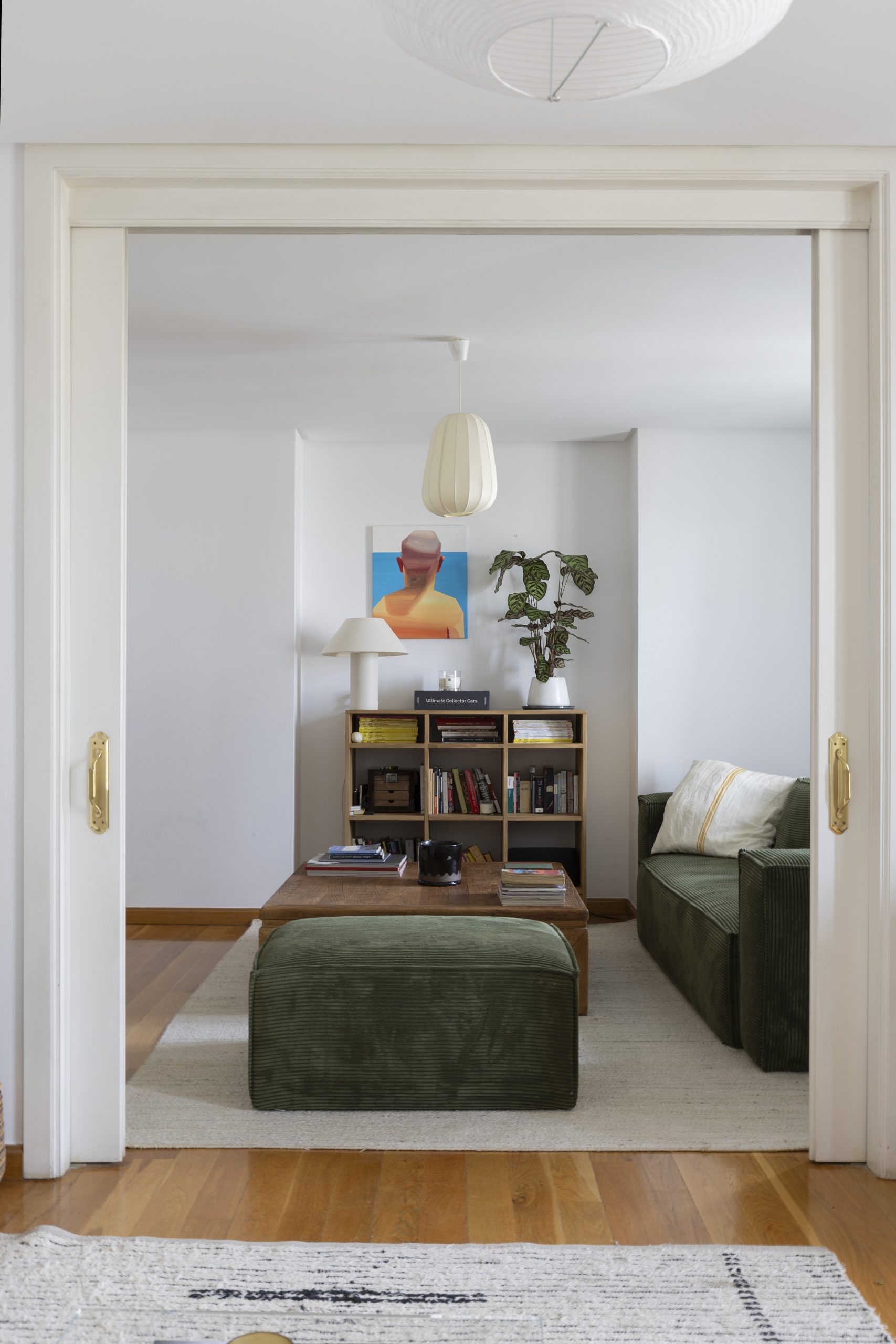 Salón del proyecto Serrano, con arte y mobiliario